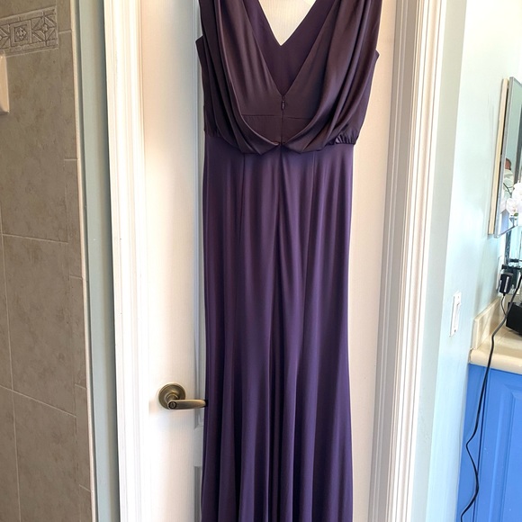 VERA WANG GOWN - Picture 4 of 7